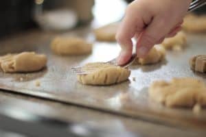 30 activities for kids that dont include screens - baking cookies